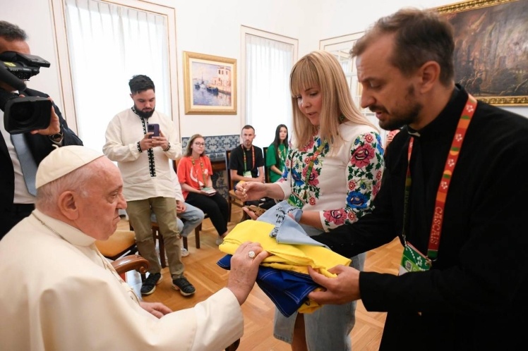 Ірина Більська передає Папі уламки ракет.