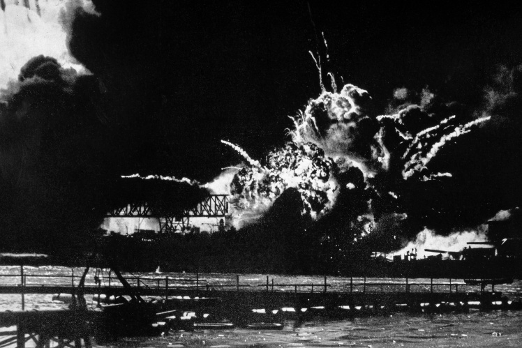 Вибухи на американському есмінці під час японської атаки на Перл-Харбор, 7 грудня 1941 року.