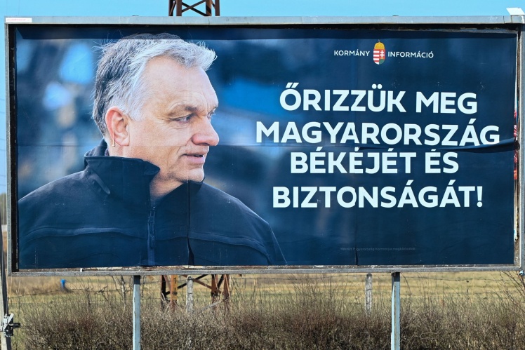 Білборд із агітаційної кампанії Орбана 2022 року з написом «Захистімо мир та безпеку Угорщини!»