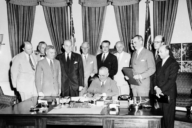 Трумен підписує Північноатлантичний договір в оточенні представників країн-засновниць НАТО, 4 квітня 1949 року.