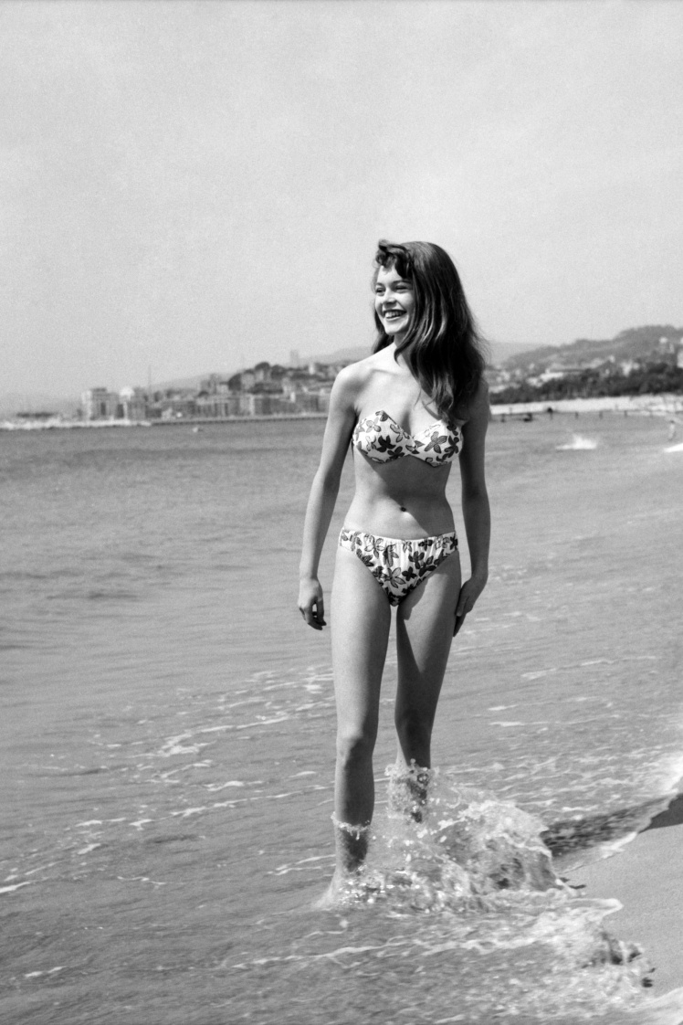 Бріжіт Бардо в бікіні на пляжі в Каннах, 1953 рік.