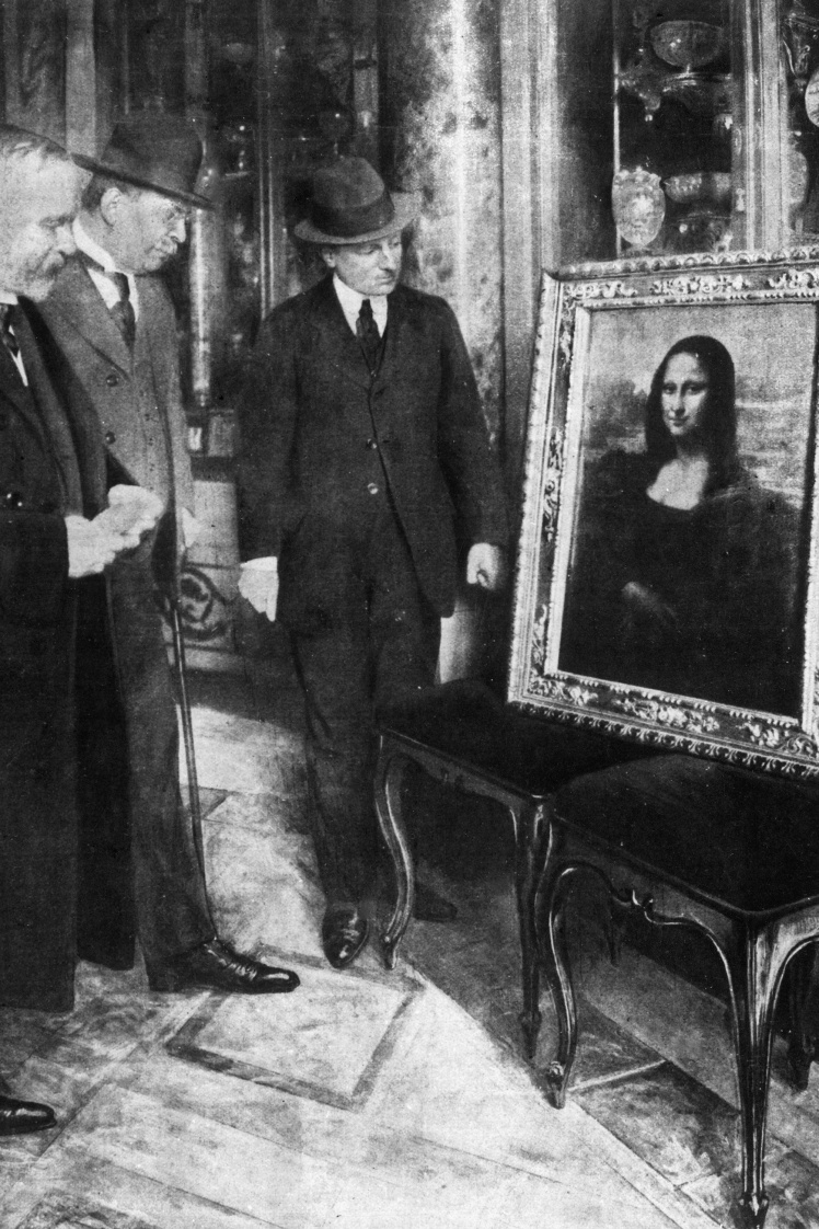 Джованні Поджі (ліворуч від картини) розглядає знайдену «Мону Лізу», 1913 рік.