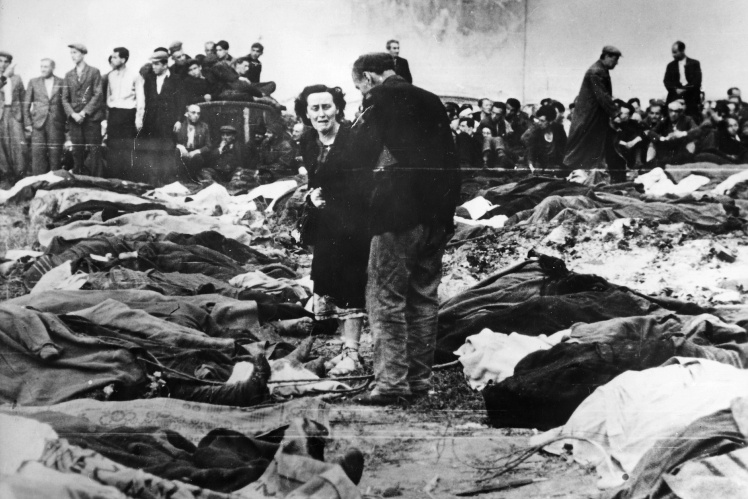 Українці шукають тіла родичів, закатованих та розстріляних НКВС, у дворі вʼязниці у Львові, липень 1941 року.