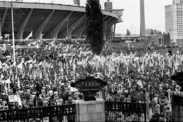 Participants of the rally in Kyiv near the Republican Stadium (now NSC Olimpiyskiy), September 30, 1990.