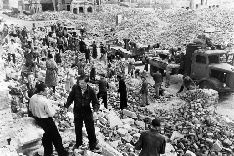 Містяни Дрездену розбирають завали після бомбардувань у лютому 1945 року.