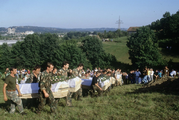 Похорон загиблих на війні, Модрач, Боснія, вересень 1992 року.