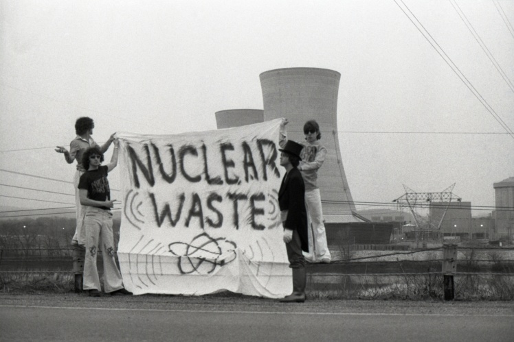 Протестувальники з банером «Ядерні відходи» біля станції Three Mile Island, 1 квітня 1979 року.