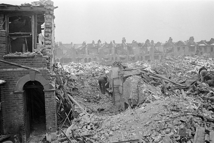 Унаслідок удару по містечку Тьюксбері в центральній Англії без домівок лишилися майже 900 людей, 20 січня 1945 року.