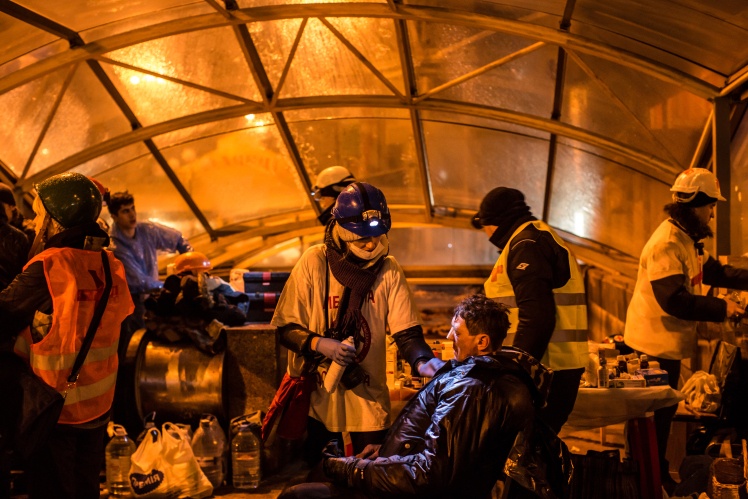 Медики Майдану надають допомогу пораненим