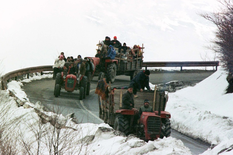 Косовари з міста Печ тікають тракторами в Чорногорію, 29 березня 1999 року.
