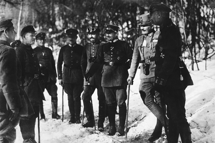 Еріх фон Фалькенгайн (другий праворуч) з інспекцією на передовій, січень 1916 року.