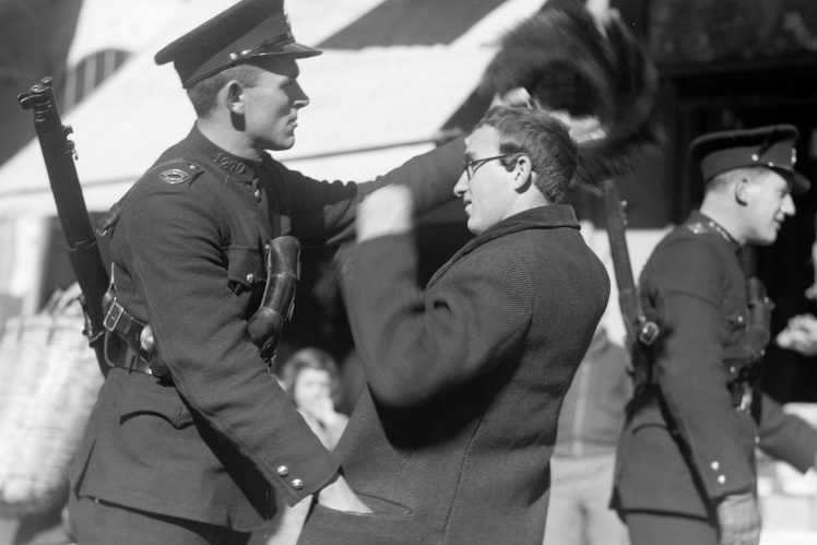 Британський військовий поліцейський обшукує єврея в Палестині, 1938 рік.
