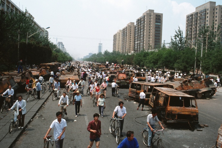 Спалена техніка на одному з проспектів, що веде до площі Тяньаньмень, 6 червня 1989 року.