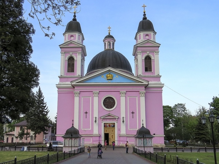 Кафедральний собор поблизу Соборної площі в Чернівцях.