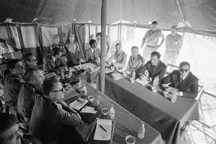 Representatives of Egypt and Israel discuss the agreement on the withdrawal of troops in an Israeli camp 101 km from Cairo, November 1973.