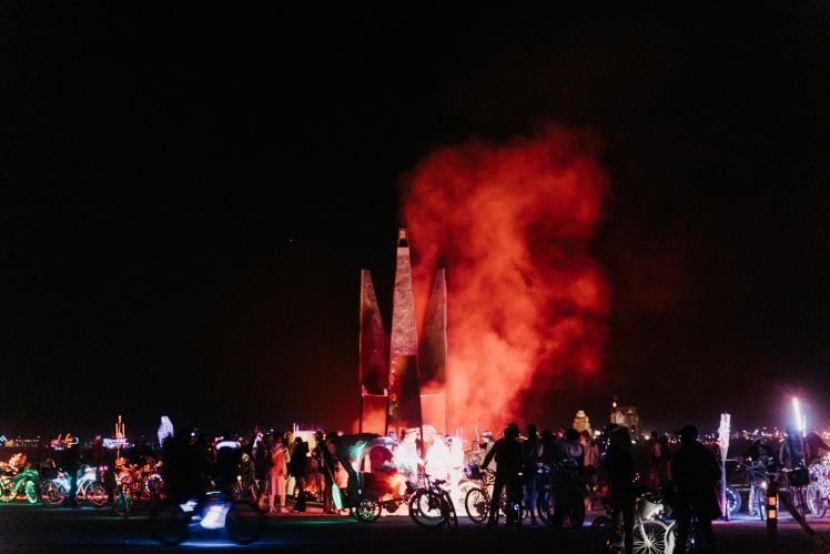 Інсталяцію у вигляді птаха Фенікса, що нагадує герб України, відкрили 31 серпня 2023 року на фестивалі Burning Man.
