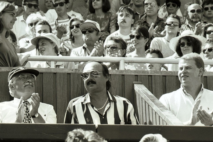 11 квітня 1993 року тодішній премʼєр-міністр Чехії Вацлав Клаус (ліворуч) та Віктор Кожени (праворуч) спостерігають за тенісним турніром Skoda Czech Open.