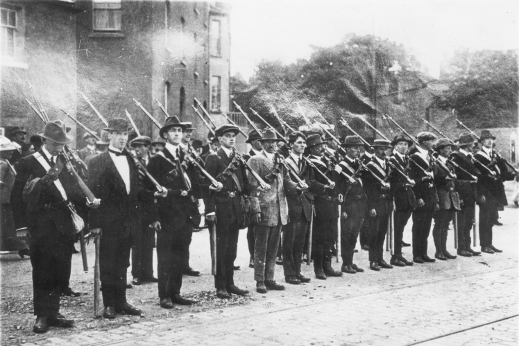 Ірландські добровольці зі зброєю.