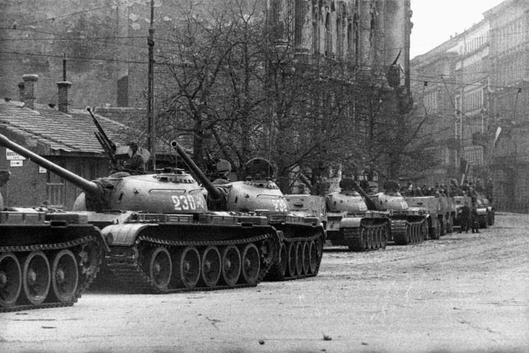 Колона радянської військової техніки на вулицях Будапешту, листопад 1956 року.