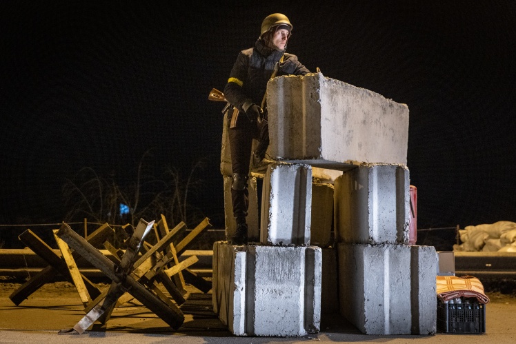 Як орки готувались до вторгнення 3 Боєць Територіальної оборони на одному з блокпостів у Києві, 5 березня 2022 року.