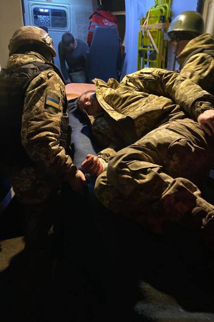 The soldiers take Viktor Derevyanka to the ambulance — a fragment of the explosive passed through his arm at the wrist, entered his stomach and stopped near his heart.