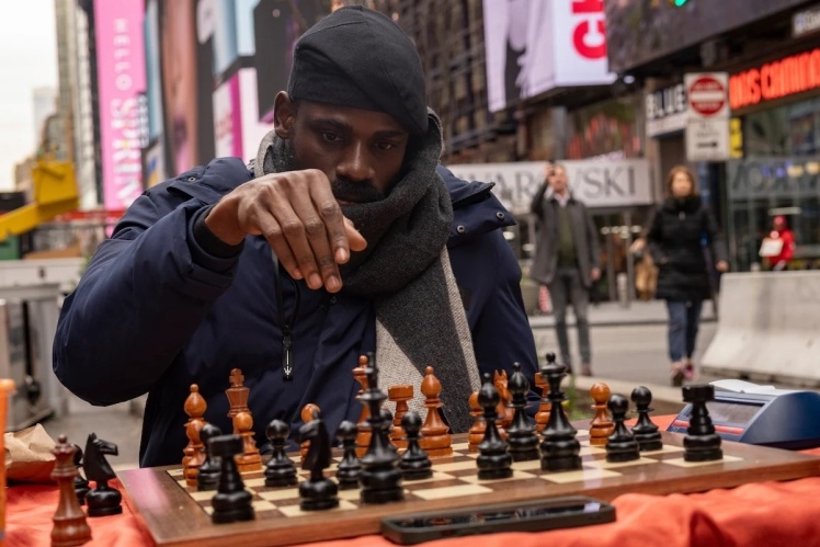 Тунде Онакоя грає в шахмати на вулицях Нью-Йорка і бʼє світовий рекорд.