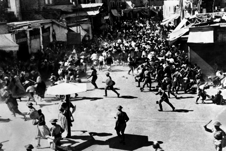 Сутички з британською поліцією під час антиєврейських виступів палестинських арабів у місті Яффа, червень 1936 року.