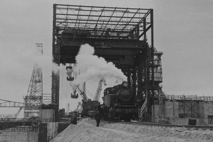 Locomotive under the construction of the Kakhovka HPP, 1954.