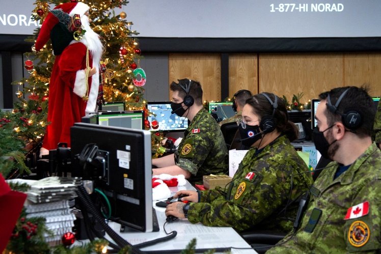 Канадські військові з NORAD відстежують шлях Санта-Клауса.