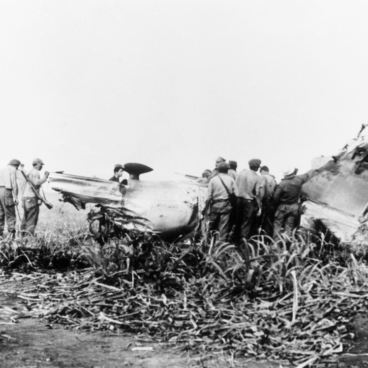 Один зі збитих американських літаків з розпізнавальними знаками кубинських ВПС під час вторгнення в затоці Свиней, 19 квітня 1961 року.