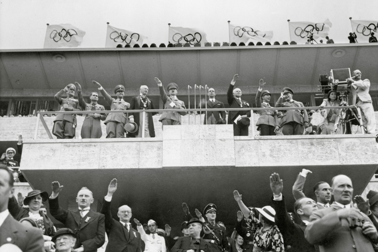 Гітлер в оточенні соратників і гостей на церемонії відкриття Олімпійських ігор на стадіоні в Берліні, 1 серпня 1936 року.