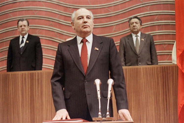 Gorbachev takes the presidential oath, March 15, 1990.