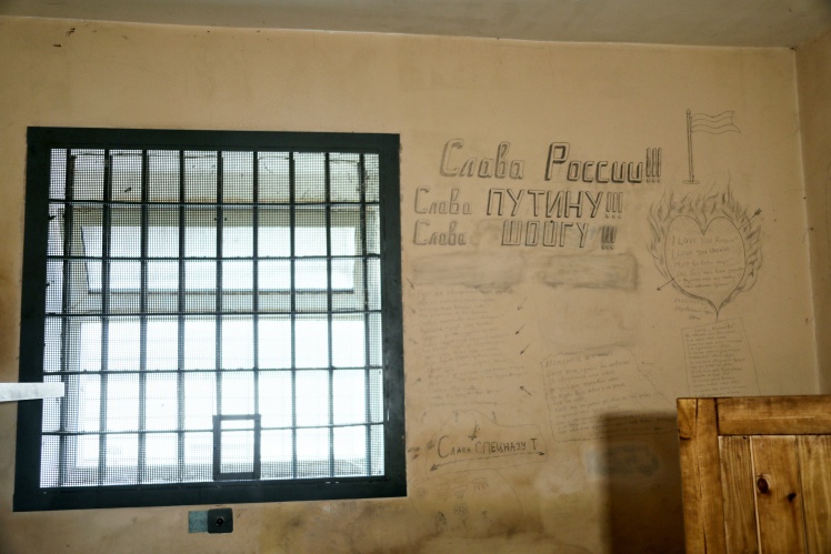 Проросійські написи в херсонському СІЗО, де окупанти влаштували катівню.