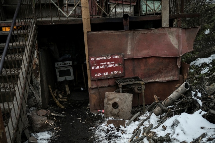 Надпис «Обережно, міни» у вірменському селі Шурнух на кордоні з Азербайджаном.