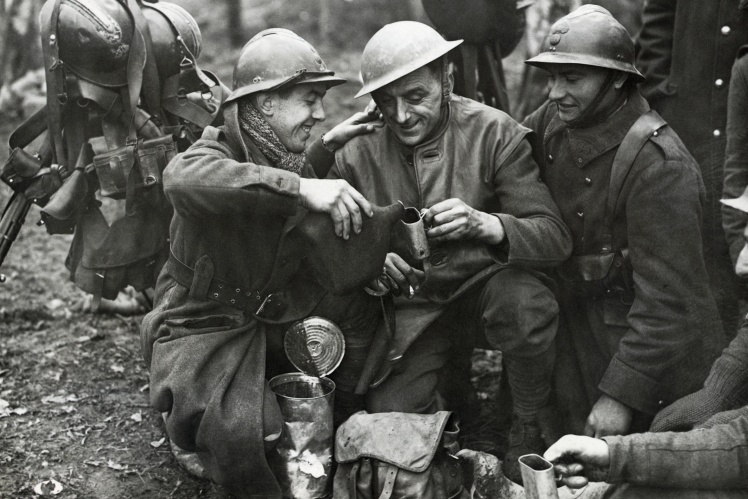 Французькі та британські солдати на Лінії Мажино піднімають тост на честь нового, 1940 року.