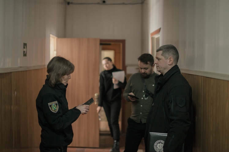 Oleksandr Kobylev and investigators of the Kupyansk district in the corridor of the police station in Shevchenkove.