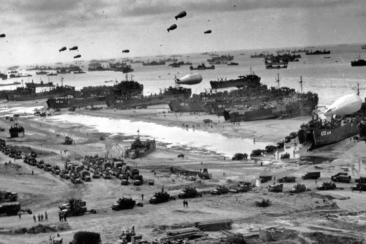 Десантні кораблі союзників на узбережжі Нормандії після захоплення плацдарму, 7 червня 1944 року.