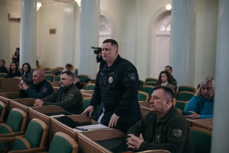 Голова Нацполіції у Хмельницькій області Руслан Герасимчук (стоїть), поряд із ним (ліворуч) сидить голова СБУ в області Тарас Цюцюра.