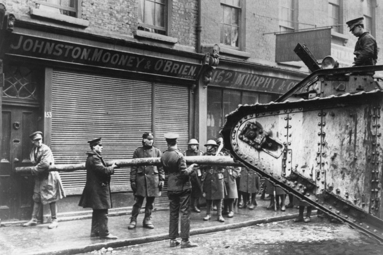 Британці танком ламають барикади та двері в Дубліні під час Великоднього повстання.
