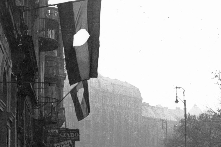 Революційний прапор з вирізаним радянським гербом на вулиці Будапешту, 1956 рік.