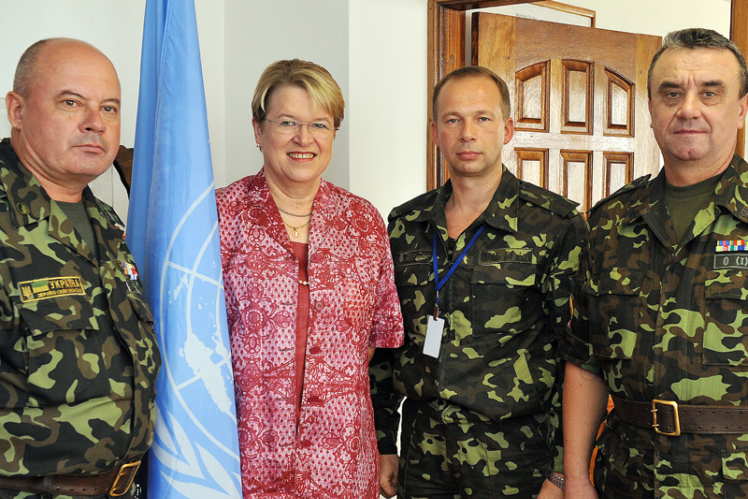 Олександр Сирський відвідує українських вертолітників, які несли службу в Ліберії в складі Миротворчої місії ООН, 2010 рік.