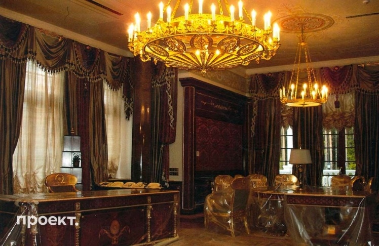 Putinʼs office with gilded mahogany chairs.