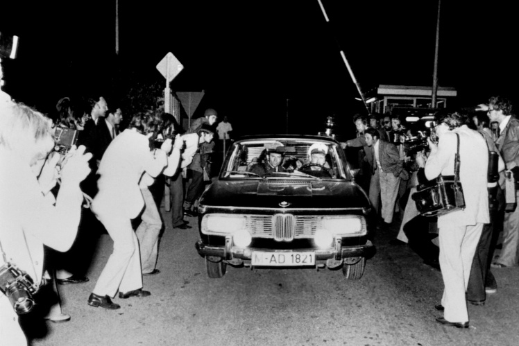Поліцейські вивозять з авіабази у Фюрстенфельдбруку вцілілих терористів, 6 вересня 1972 року.