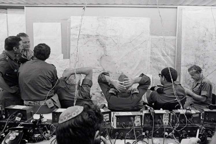 Ізраїльський штаб у перші години війни 6 жовтня 1973 року. Автор знімка Давід Рубінгер згадує, що тоді там царював безлад і ніхто не звернув уваги, що він сфотографував секретні карти.