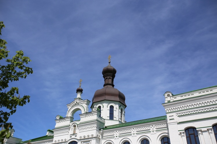 У 2013 році Московський патріархат виселив з лікарні хворих і поставив нагорі купол.