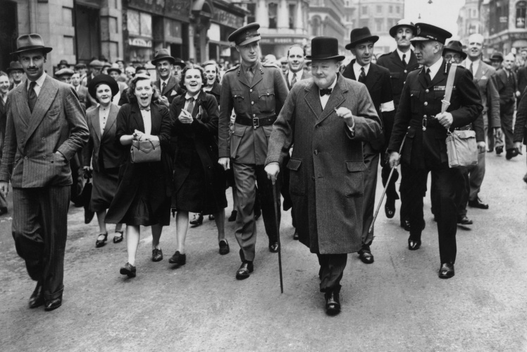 Лондонці вітають Черчилля в одному з районів міста, який постраждав від бомбардувань, 1940 рік.
