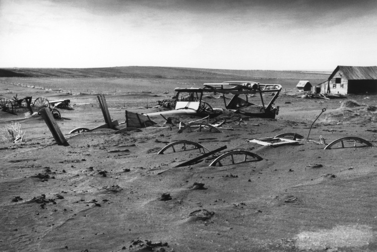 Засипаний пилом двір ферми в Південній Дакоті, травень 1936 року.