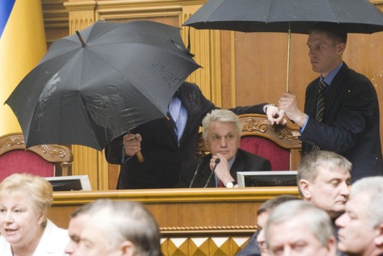 Попри опір, спікер парламенту Володимир Литвин протягнув голосування.