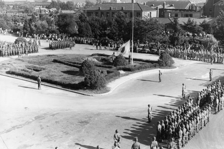 Американські солдати спускають японський прапор у Сеулі, 1945 рік.