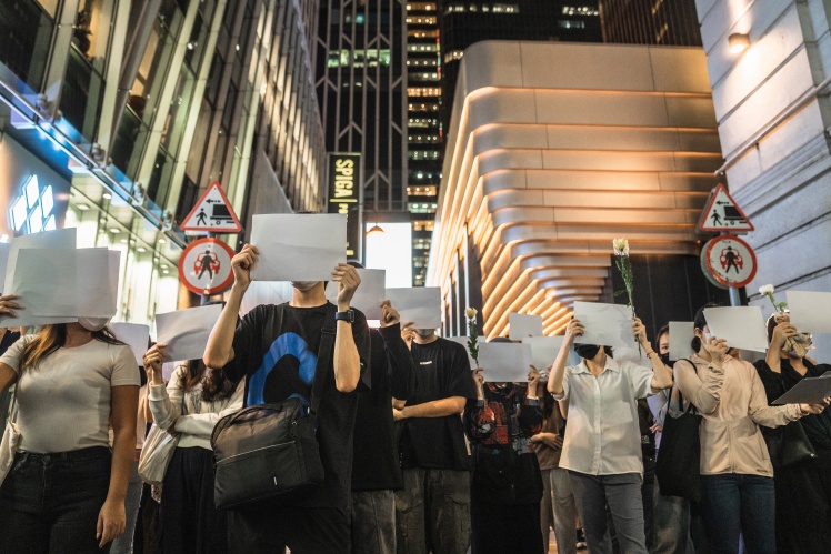 Гонконг, листопад 2022 року, люди вийшли на протест проти карантинних обмежень.